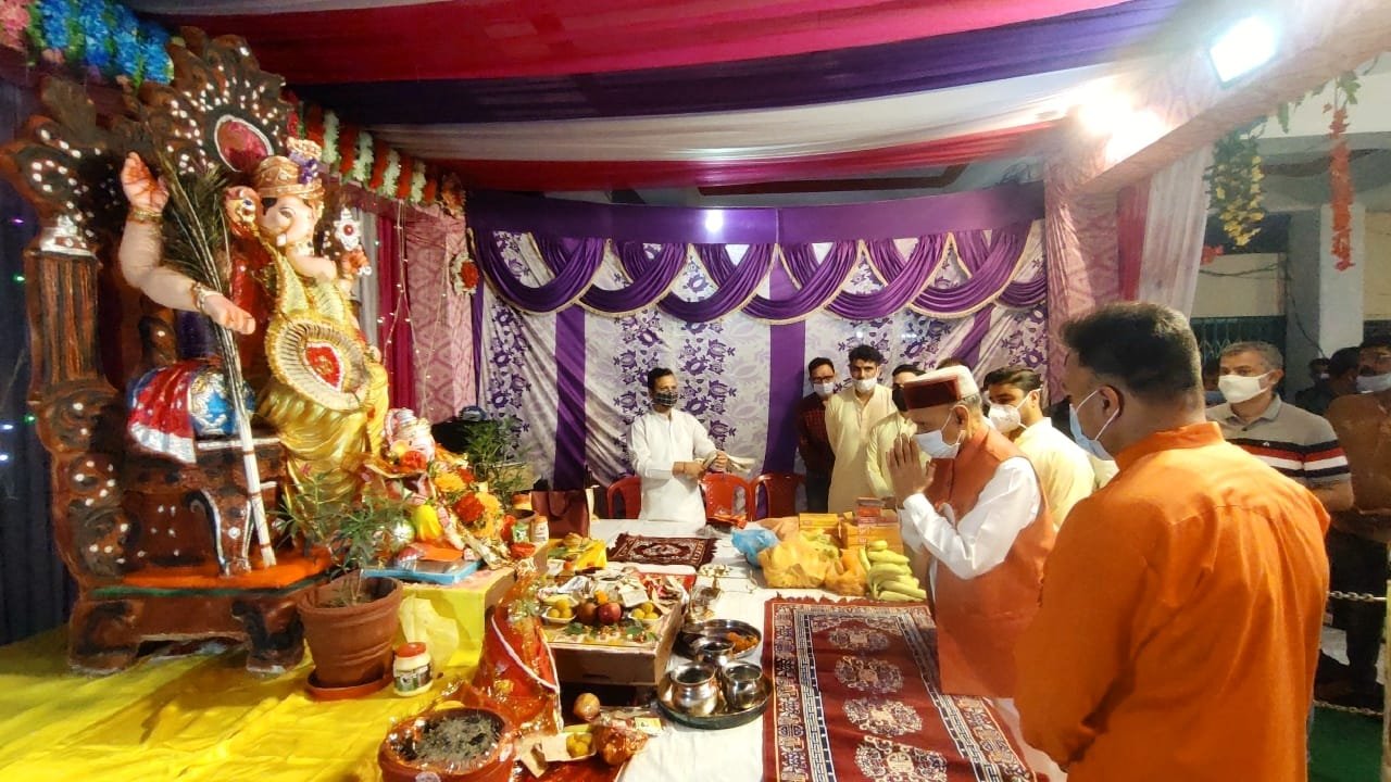 पूर्व मुख्यमंत्री ने हमीरपुर में चल रहे गणेश उत्सव में रोग मुक्त देश की कामना करते हुए लिया बप्पा का आशीर्वाद