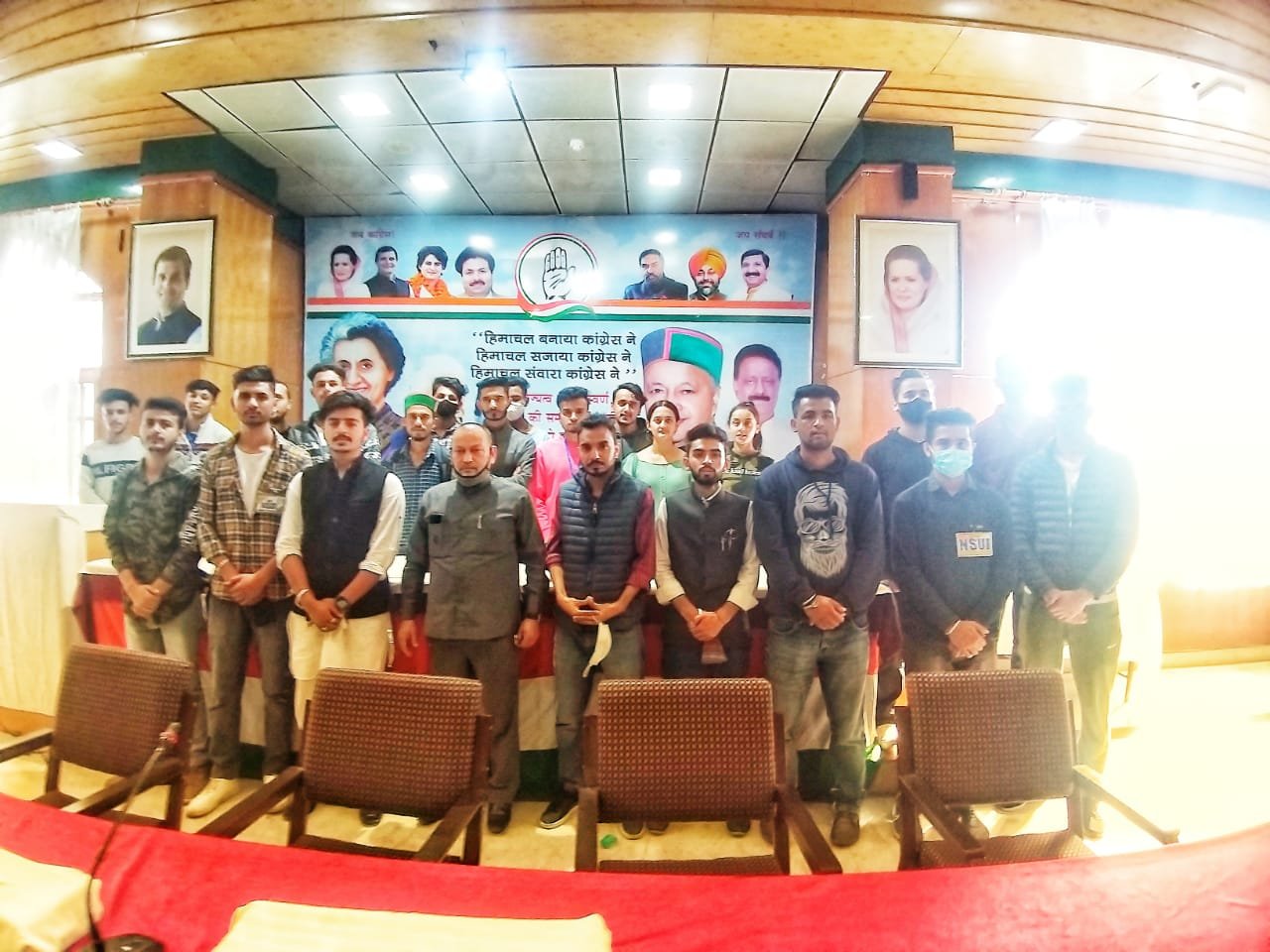 संजौली एनएसयूआई कार्यकर्ताओं ने विभिन्न मुद्दों को लेकर पीसीसी दफ्तर में सचिव की वेद प्रकाश से की मुलाकात