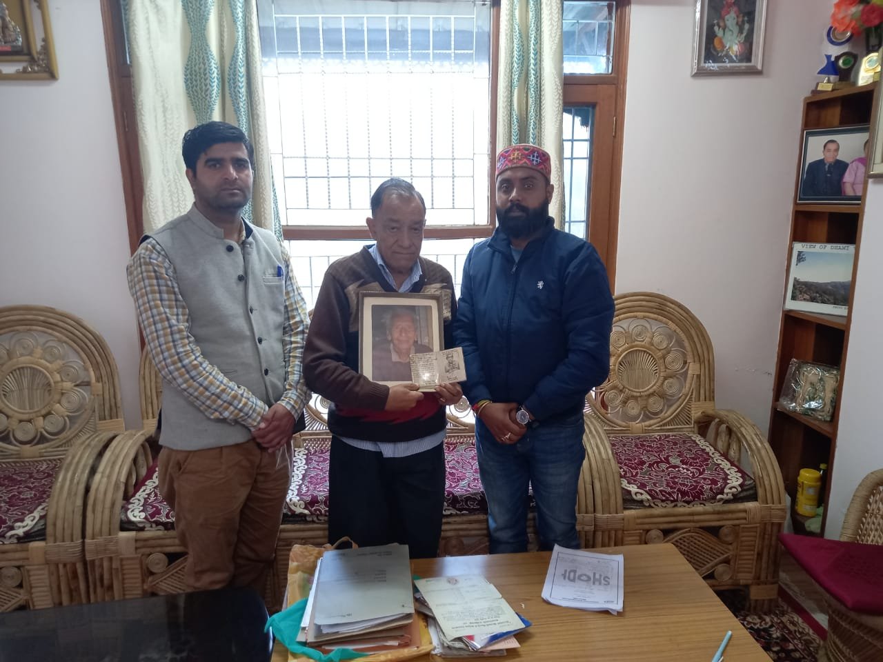 शोध हिमाचल प्रदेश समिति के  रिसर्च स्कॉलर ईटंरनशिप प्रोग्राम के अंदर बिसरे स्वतंत्रता सेनानियों से मिले शोधार्थी