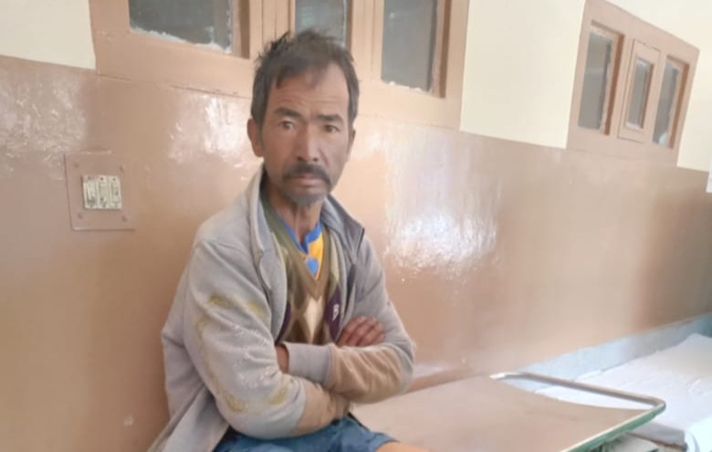 बेहद दर्दनाक हालत में बसर को मजबुर बेसहारा, जख्मी नेपाली मज़दूर...उमंग बना सहारा, राज्यपाल को लिखा पत्र