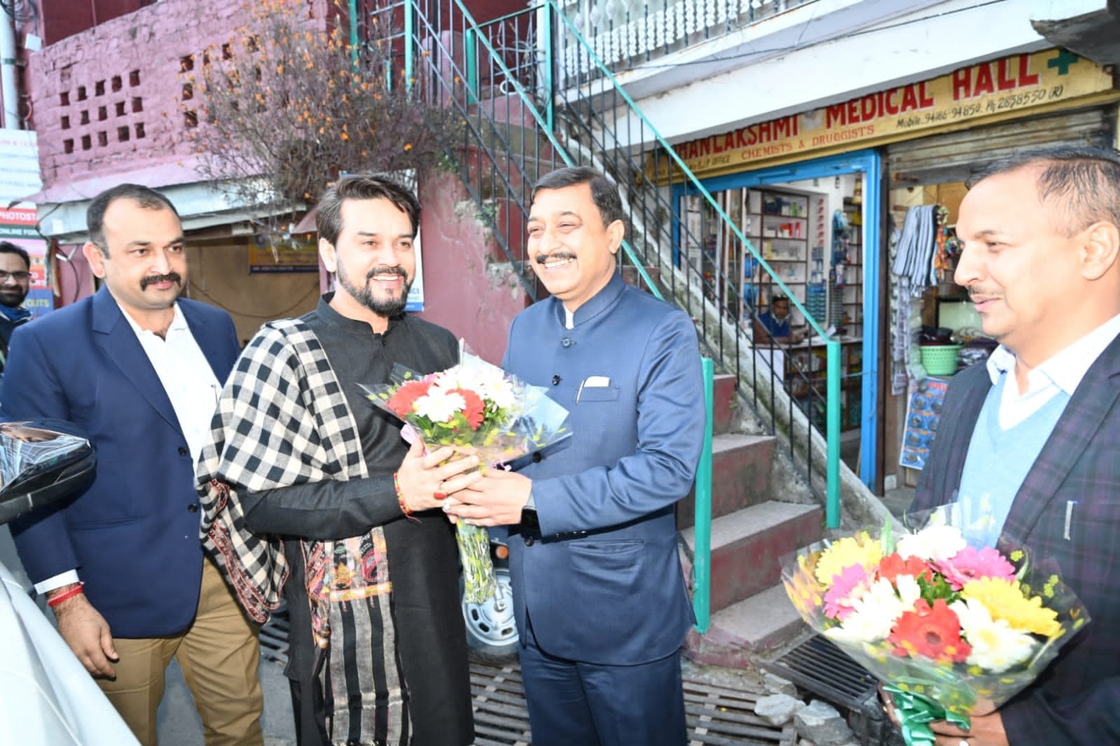 केंद्रीय मंत्री अनुराग ठाकुर का भाजपा मुख्यालय पहुंचने पर हुआ ज़ोरदार स्वागत 