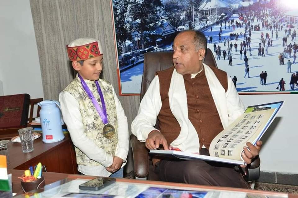 KBC फेम अरुणोदय से मिले CM जयराम ठाकुर, बच्चे की प्रतिभा को सराहा