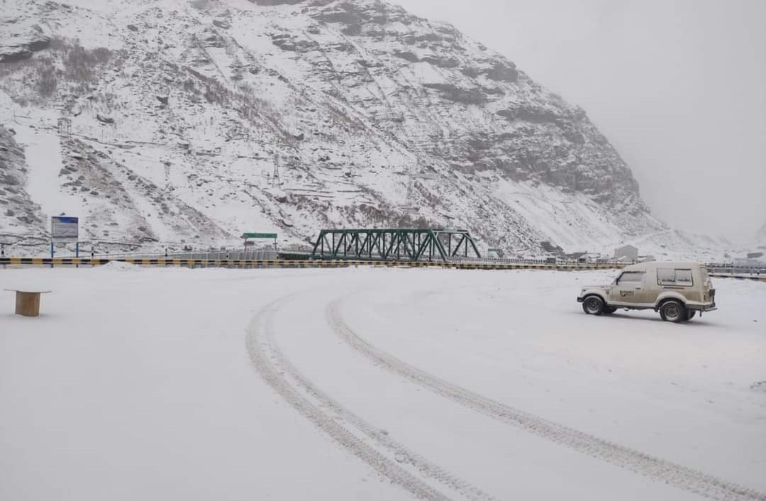 हिमाचल में बदला मौसम का मिजाज, लाहौल-स्पीति में ताजा हिमपात...तापमान में भारी गिरावट