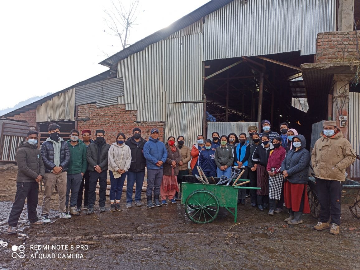 मनाली प्रशासन व नगर परिषद मनाली के साथ 45 स्वयंसेवकों ने गौसदन मनाली में किया श्रम दान।