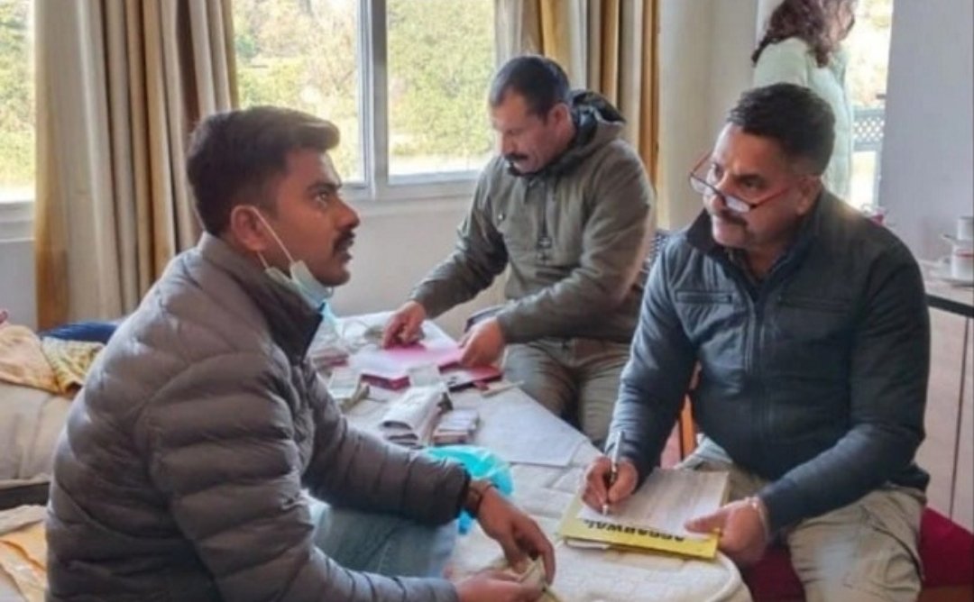 शिक्षण संस्थानों से निरीक्षण के नाम पर वसूले 11 लाख रुपए, महिला सहित एक व्यक्ति गिरफ्तार