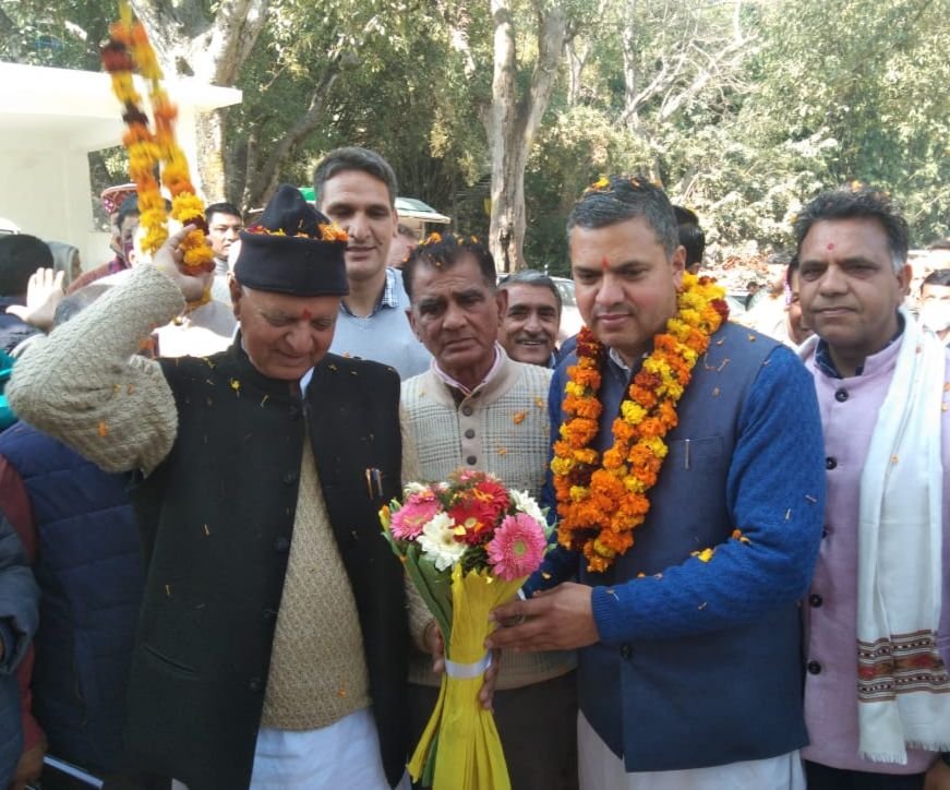 गद्दे बर्तन बांटने से नहीं होगा महिलाओं का विकास, अस्पतालों की सुविधाओं पर ध्यान दे सरकार