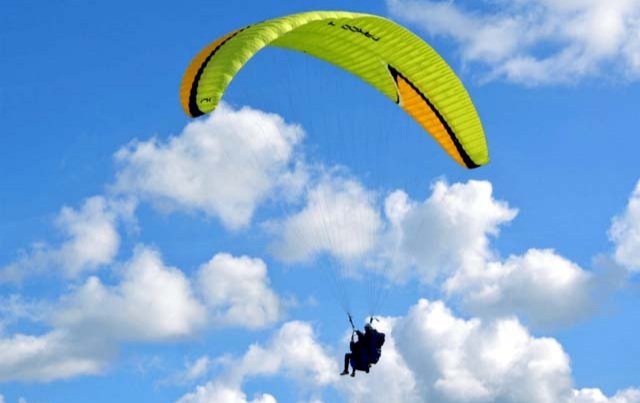 हिमाचल: वाकनाघाट में अवैध तरीके से पैराग्लाइडिंग, कंडाघाट में FIR दर्ज