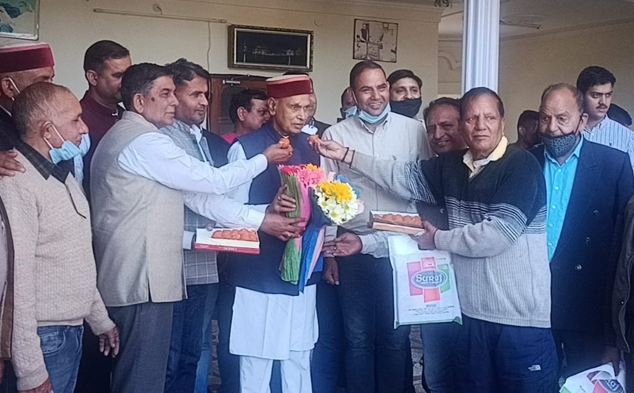 UP चुनावों में हिमाचली छोकरे का डंका, समीरपूर में लगी बधाई देने वालों की भीड़