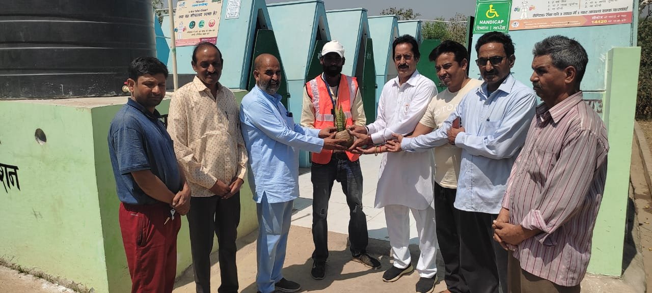 डॉ. ओपी सिंह ने सफाई कर्मचारी को ‘स्नेक प्लांट’ देकर किया सम्मानित, जाने इससे जुड़ी खास बातें...