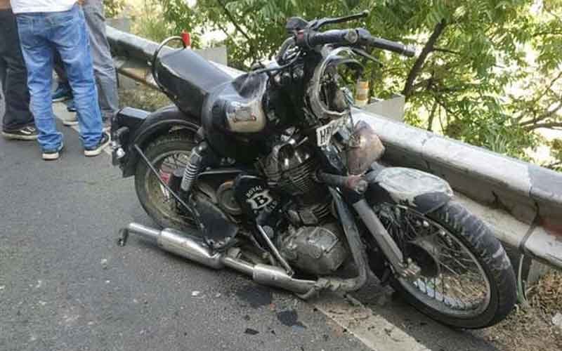 रामपुर में दर्दनाक हादसा: तेज रफ्तार ट्रक ने बाइक को मारी टक्कर, 3 युवकों की मौत