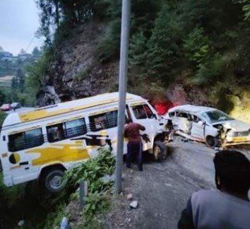 बंजार हादसे में 5 लोग जख्मी, ड्राइवर की होशियारी से टला बड़ा हादसा