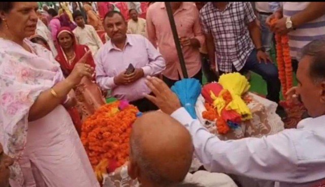 महिला ने लगाई सुखविंदर सिंह सुक्खू की क्लास, जनसभा में हुआ बवाल...जानें पूरा मामला