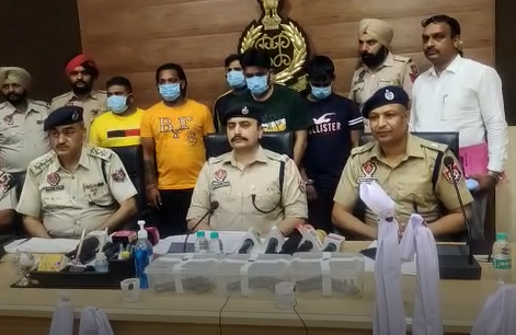 होशियारपुर: पुलिस ने की गाड़ी की चैंकिग, 5 लोगों से 3 पिस्तौल, 22 जिंदा कारतूस बरामद