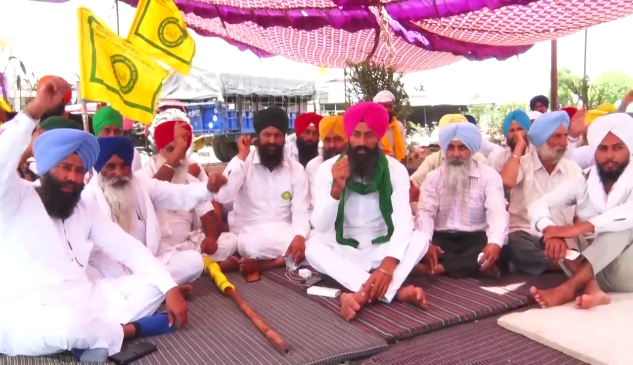 होशियारपुरः गन्ने की 90 करोड़ रुपए के करीब बकाया राशी न मिलने पर किसानों में रोष, NH पर किया प्रदर्शन