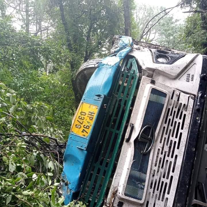 नगरोटा से शिमला आ रही HRTC की  बस खाई में गिरी,शिमला (हीरानगर) के पास बस हादसे की शिकार।