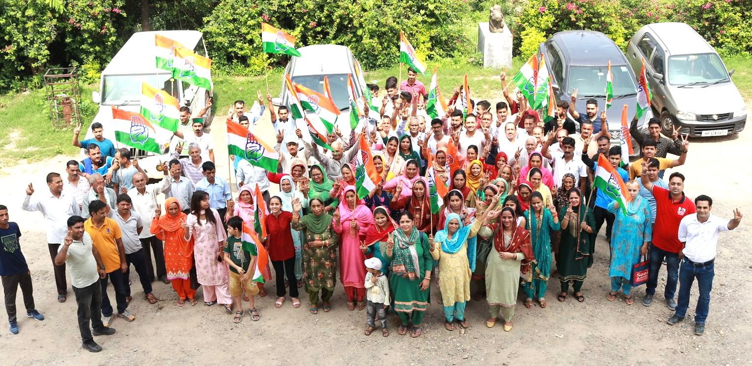 हिमाचल युवा कांग्रेस के प्रदेश कार्यकारी अध्यक्ष व सरकाघाट कांग्रेस के युवा नेता यदोपती ठाकुर की अध्यक्षता मे आज हुई हटली क्षेत्र की 7 पंचायतो के कांग्रेस कार्यकर्ताओं की बैठक।