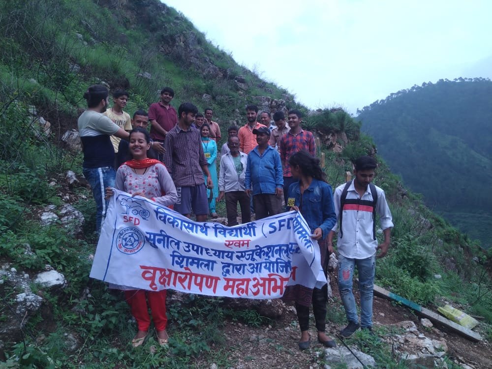 विकासार्थ विद्यार्थी व सुनील उपाध्याय एजुकेशन ट्रस्ट द्वारा  मंडोडघाट सुन्नी में रोपे गए 1200 पौधें