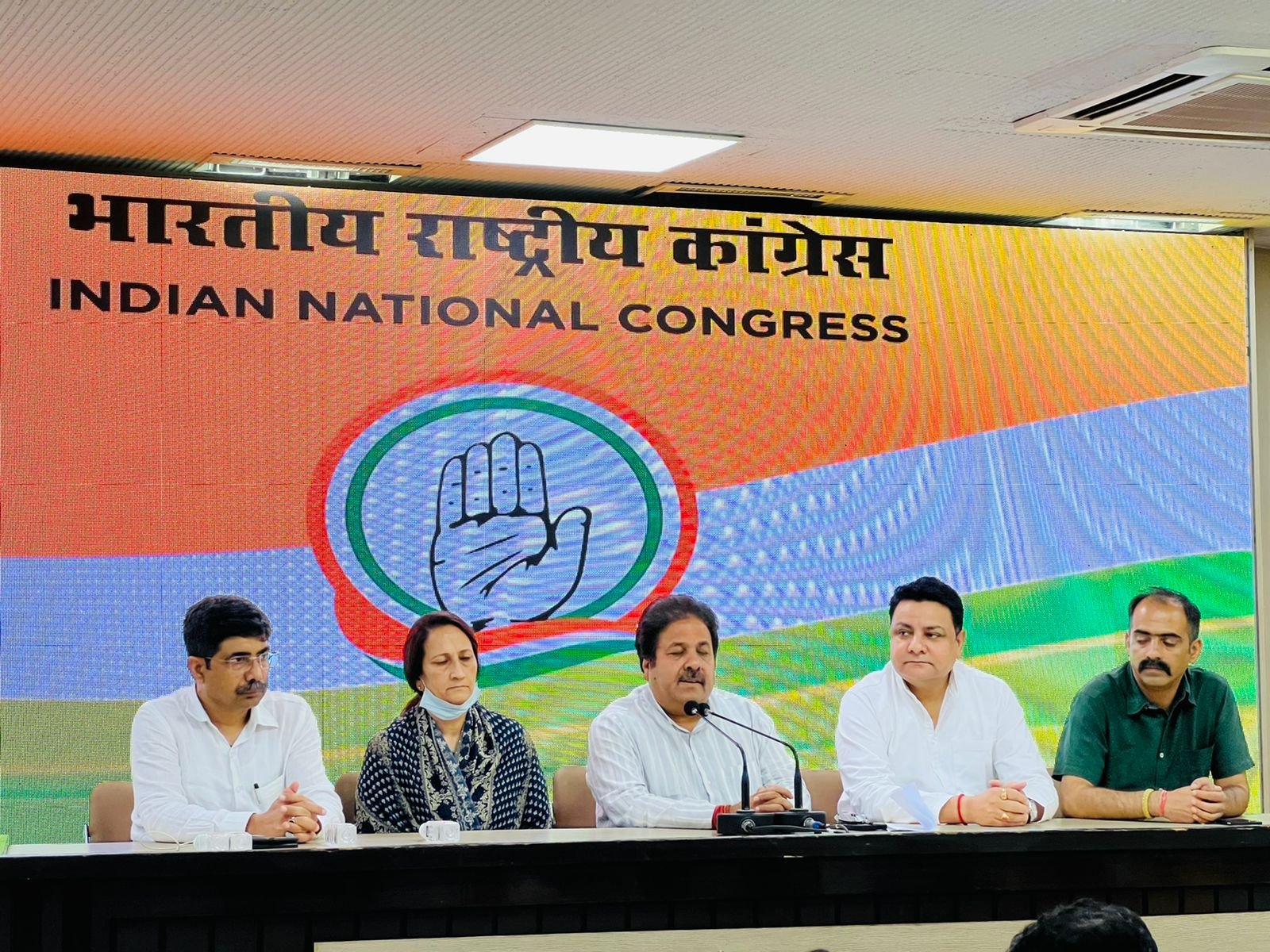 स्वर्गीय राकेश वर्मा की पत्नी इंदु वर्मा कॉंग्रेस में  हुई शामिल, कॉंग्रेस प्रभारी राजीव शुक्ला, राष्ट्रीय सचिव सुधीर शर्मा और अनिरुद्ध सिंह रहे मौजूद।