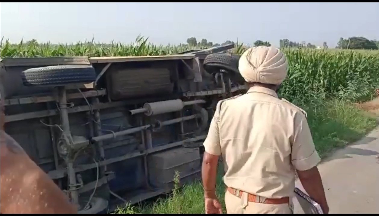 होशियारपुर :-आज सुबह स्कूटर सवार को बचाने के चक्कर में हुआ हादसा,  निजी स्कूल बस हुई हादसे का शिकार  हादसे में दो बच्चो को मामूली चोटे आई  बस चालक पर नशे के आरोप,
