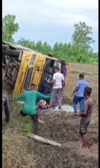 होशियारपुर के गांव चब्बेवाल में हुई स्कूल बस दुर्घटनाग्रस्त, हादसे में 6 साल की बच्ची की मौत।