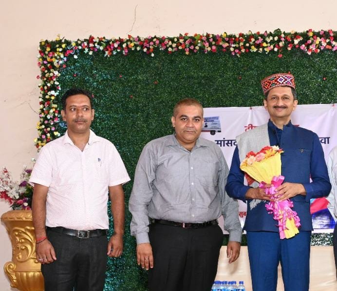 पूर्व आई.ए.एस अधिकारी विवेक आत्रेय ने अस्पताल - सांसद मोबाइल स्वास्थ्य सेवा के प्रयास को बताया प्रेरणादायक