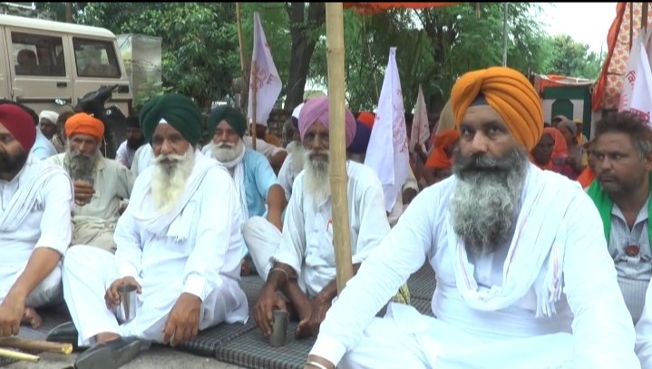 होशियारपुर :- दसूहा की रंधावा शुगर मिल के सामने  किसानों किया धरना प्रदर्शन,किसानों का आरोप मिल से इलाके का पानी  हो रहा  ज़हरीला।