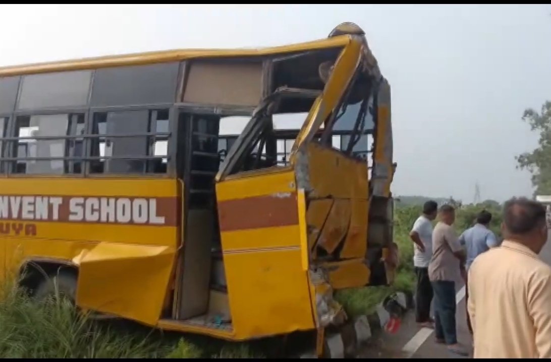 दसुहा में  स्कूल बस दुर्घटनाग्रस्त,16 बच्चे घायल एक मृत।