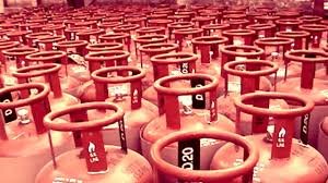 हिमाचल में व्यावसायिक गैस सिलिंडर के घटे दाम तो, घरेलू एलपीजी सिलेंडर हुआ महंगा।