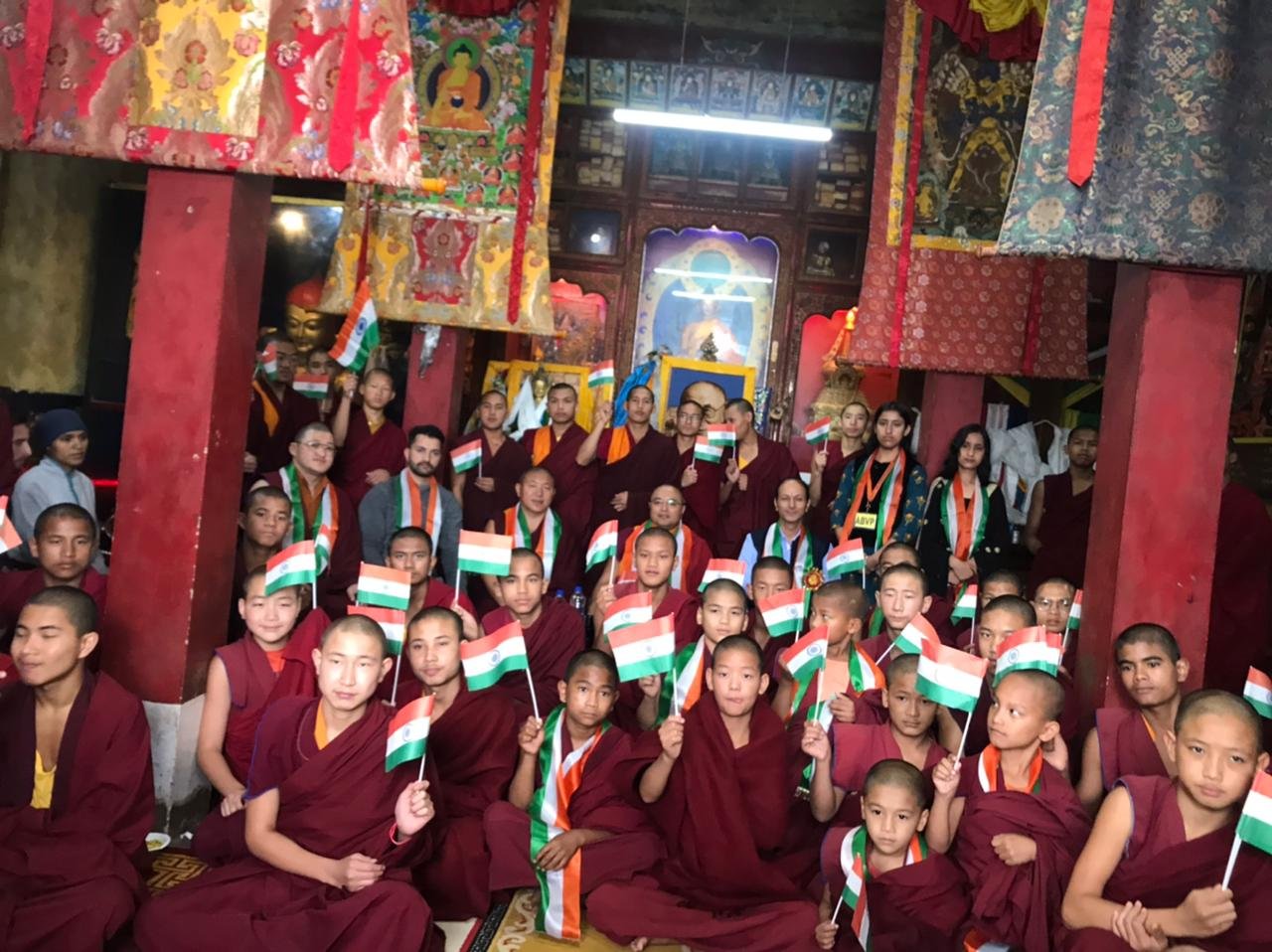 ABVP संजौली ने (ढिंगु धार )बौद्ध  भिक्षुओं के साथ  फहराया तिरंगा।