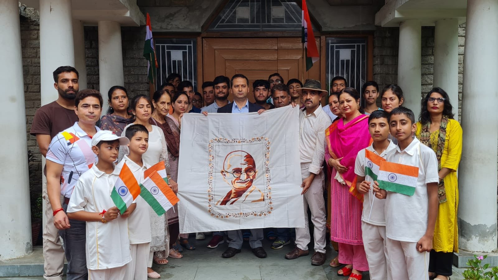 साउथ अफ्रीका में शान बढ़ाएगा महात्मा गांधी का चित्रयुक्त चंबा रुमाल, सरस्वती स्वयं सहायता समूह ने किया चंबा रुमाल तैयार।