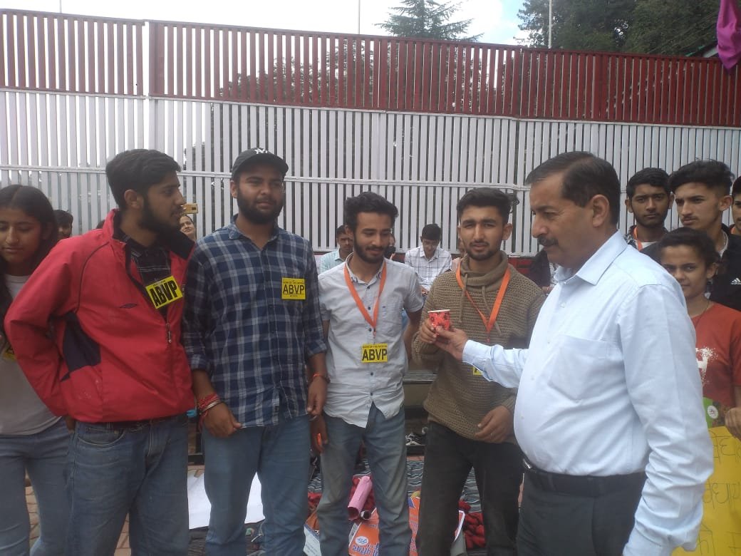 एबीवीपी संजौली  द्बारा  माँगों को लेकर 24 घंटे की सांकेतिक भूख हड़ताल खत्म।