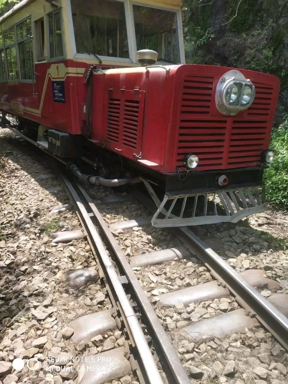 शिमला:-  शोघी के पास पटरी से उतरी ट्रेन मोटर गाड़ी,5 यात्री सवार थे, सभी सुरक्षित।