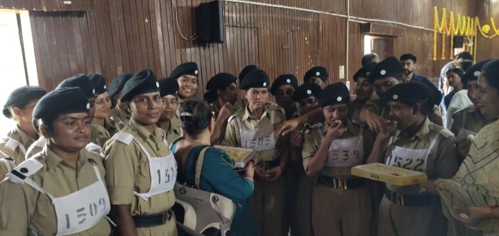 बी.एस.एफ सेंटर खड़का में   सैनिकों को राखी बांधने आईं होशियारपुर की बहने।