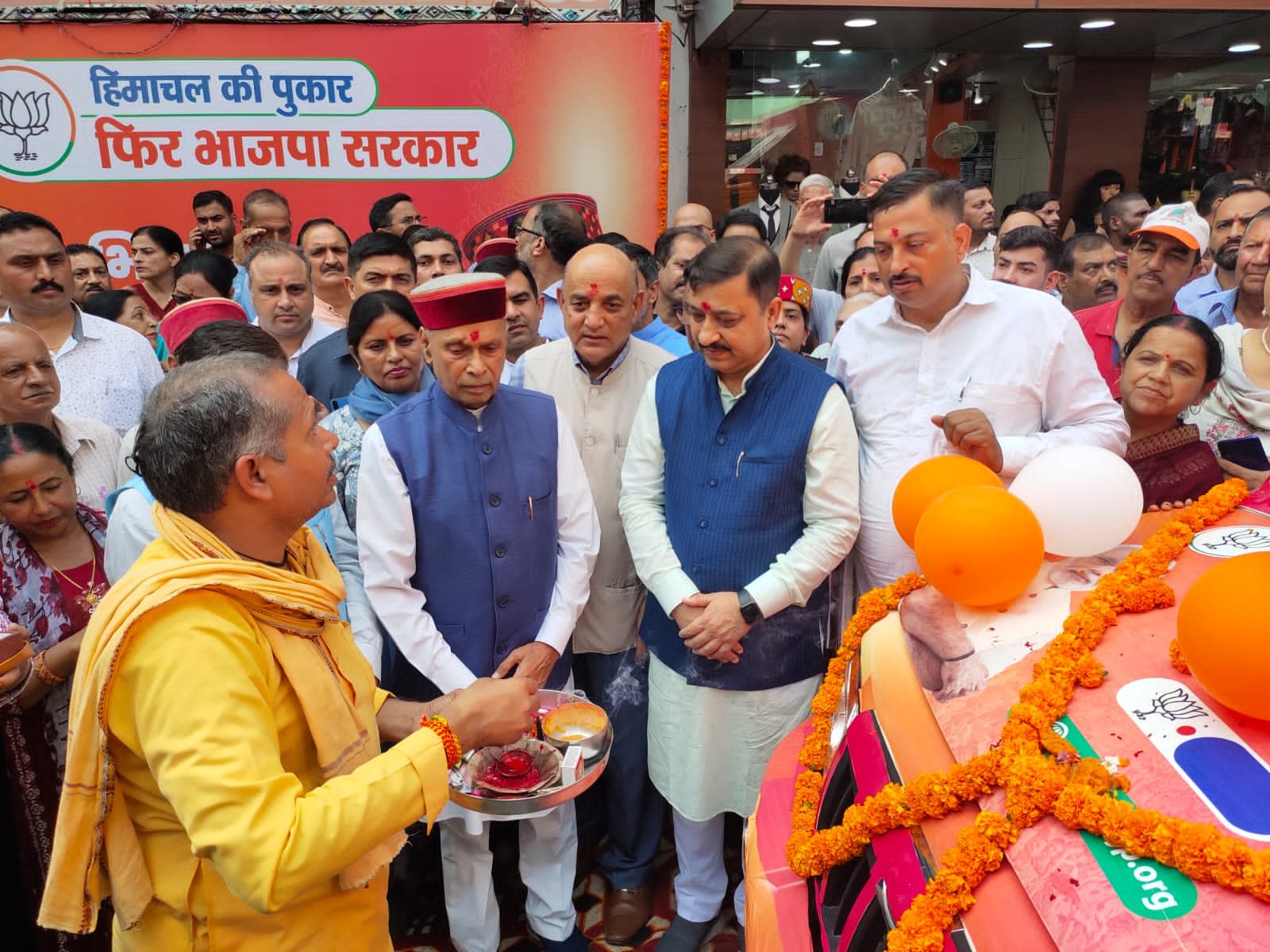 डबल इंजन की सरकार की योजनाओं से लाभान्वित हुए बग़ैर नही बचा कोई परिवार: सुरेश कश्यप ज़िला भाजपा द्वारा आयोजित कार्यक्रम में रवाना हुए प्रचार प्रसार रथ।