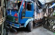 किन्नौर के राष्ट्रीय उच्च मार्ग पर ट्रक पुल से टकराया, वाहनों का आवागमन बंद