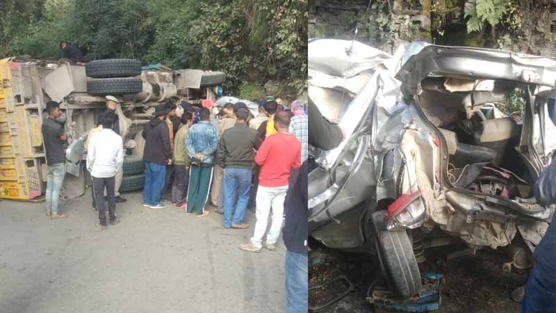 सेब से भरा ट्रक कार पर पलटा, हादसे में 1 की मौत , 3 लोग घायल