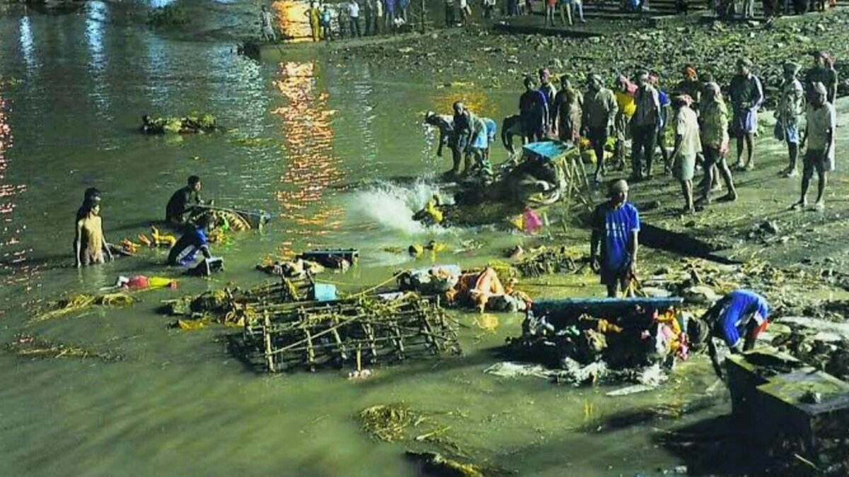 Bengal Flash Flood during idol Immersion: दुर्गा विसर्जन के दौरान नदी में अचानक आई बाढ़, 8 लोगों की मौत कई लापता