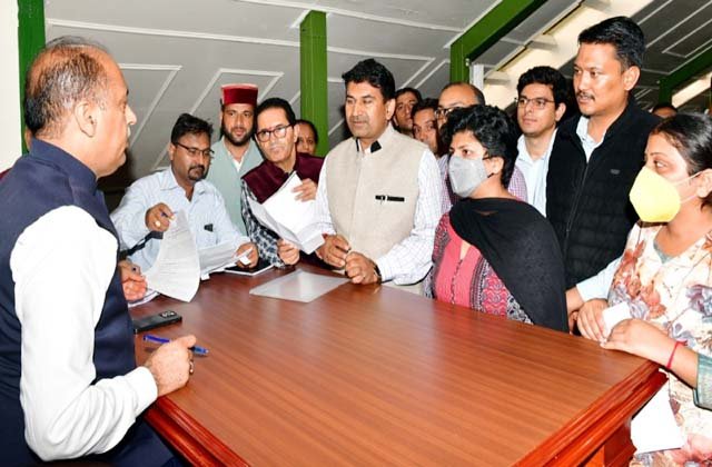 हिमाचल प्रदेश; राजस्व अधिकारियों ने सरकार के साथ अपनी मांगों को लेकर की बैठक