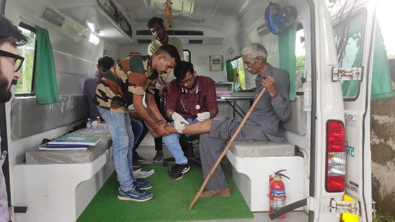 नालागढ़ में द हंस फाउंडेशन लोगों को दे रही नि:शुल्क स्वास्थ्य सेवाएं, अब तक 7 हजार ग्रामीणों को मिला नि:शुल्क इलाज