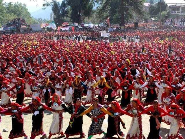 Kullu Dussehra 2022: अंतरराष्ट्रीय कुल्लू दशहरा की  महानाटी में शामिल हुई 8000 महिलांए