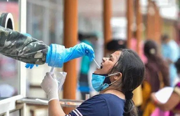 India Corona Update: कोरोना के मामलों में बड़ी गिरावट, बीते 24 घंटे में आए 830 नए मामले