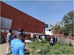 Vadodara Road Accident: वडोदरा में बड़ा सड़क हादसा, वायुसेना स्टेशन के पास रिक्शा और कंटेनर के बीच टक्कर