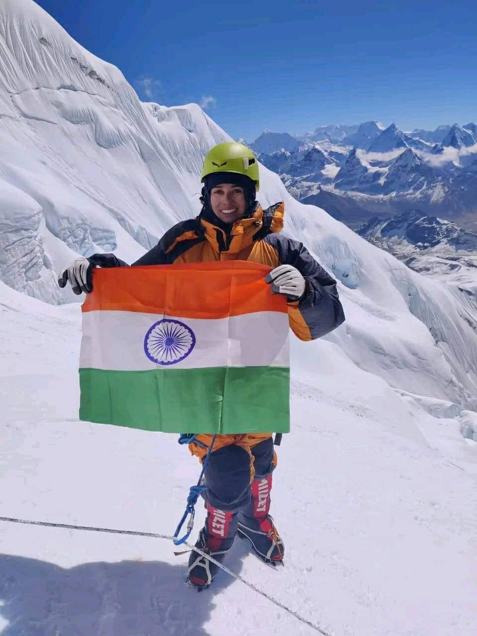 हिमाचल की बेटी ईशानी ने की माउंट चो ओयू पीक की फतह हासिल, बनी दुनिया की पहली महिला