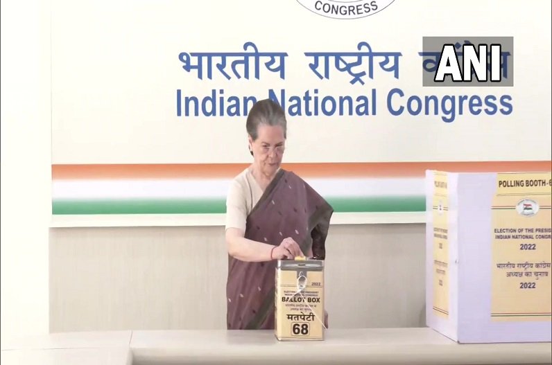 दो दशक बाद कांग्रेस अध्यक्ष पद के लिए वोटिंग जारी, 19 अक्टूबर को घोषित होगा गैर-गांधी अध्यक्ष