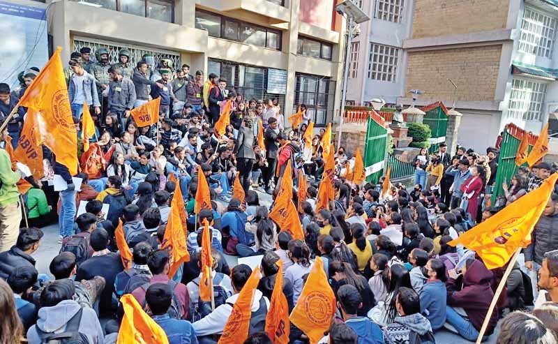 HPU में विद्यार्थियों का हल्ला बोल, रिजल्ट में गड़बड़ी के चलते किया प्रदर्शन