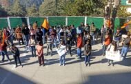 यूजी के परीक्षा परिणामों में आ रही अनियमितताओं को लेकर एबीवीपी का धरना प्रर्दशन।