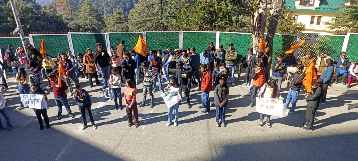 यूजी के परीक्षा परिणामों में आ रही अनियमितताओं को लेकर एबीवीपी का धरना प्रर्दशन।