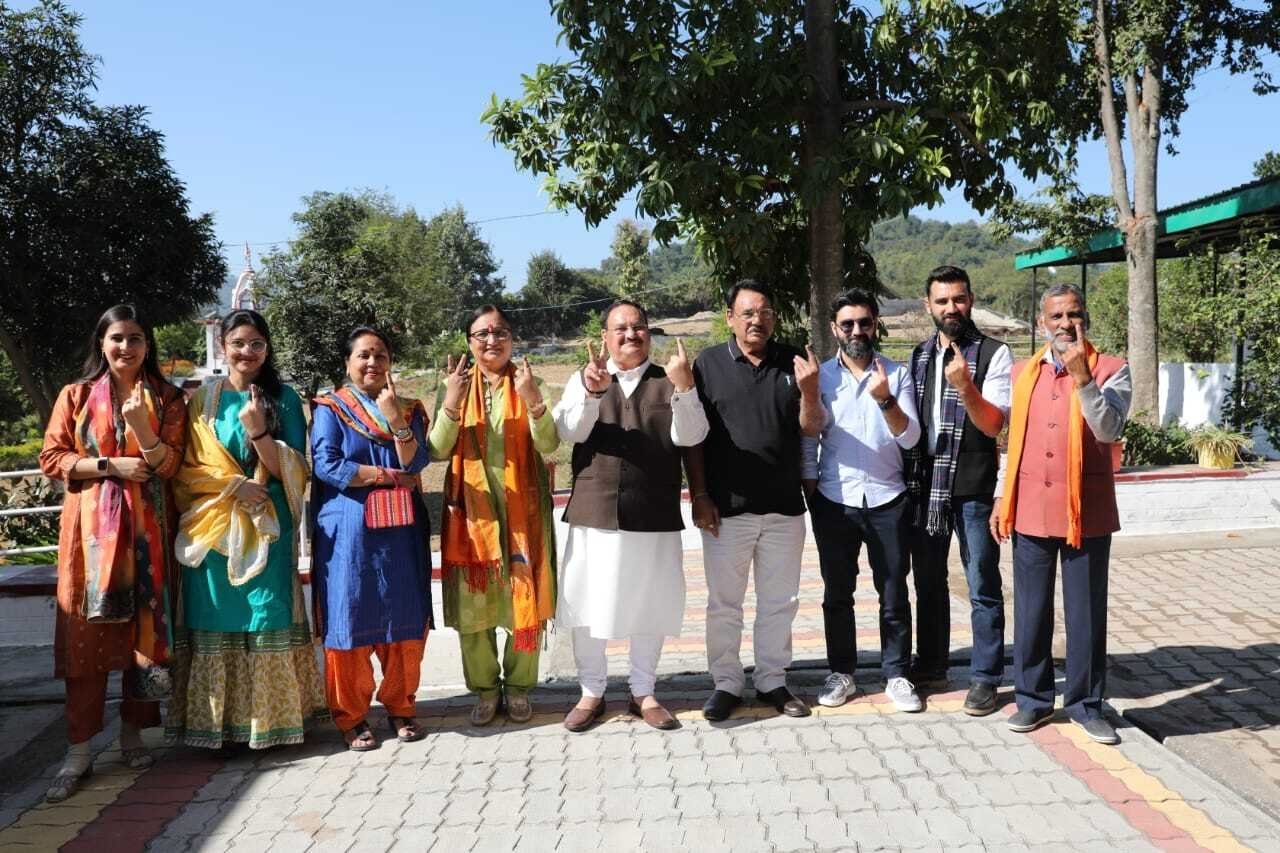 भाजपा के सभी कद्दावर नेताओं ने अपने-अपने बूथ पर मतदान किया