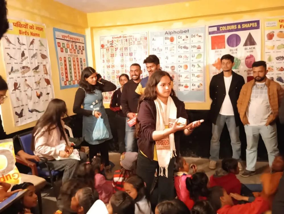 संजौली महाविद्यालय के एनएसएस इकाई के स्वयंसेवकों ने गरीब बच्चों के साथ मनाया बाल दिवस,  बच्चों को कपड़े भी किए दान