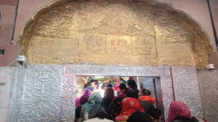 पांच किलो चांदी से चमकने लगा मां चिंतपूर्णी मंदिर का प्रवेश द्वार